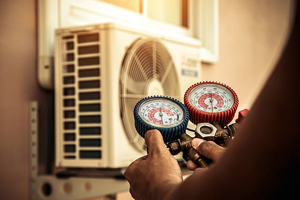 Professional Hvac technician working in Havana, FL